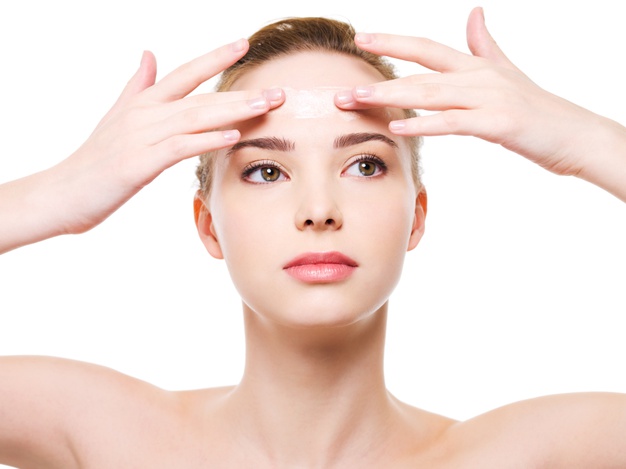5 moyens approuvés par les dermatologues pour réduire l’apparence des rides du front